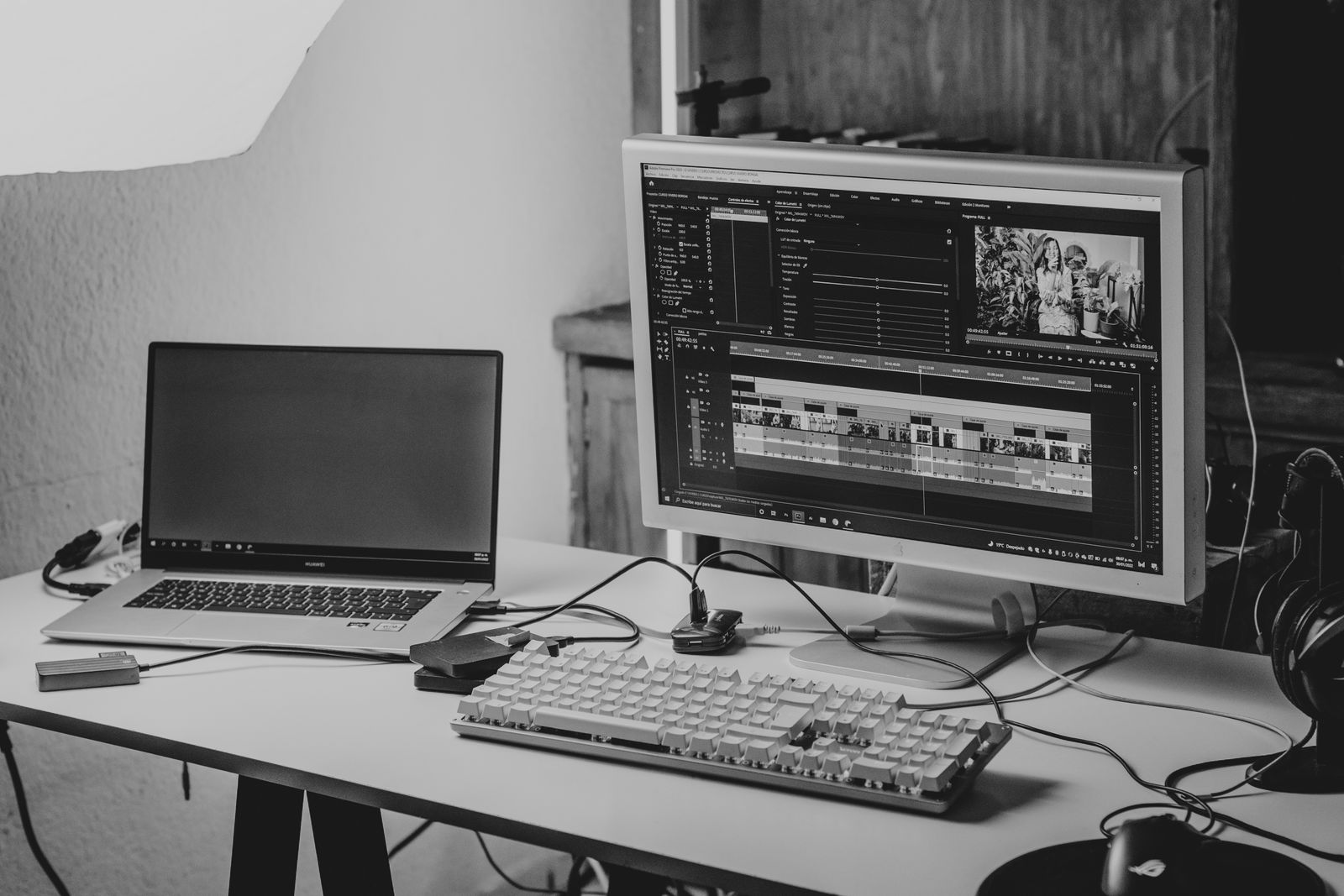 動画編集ソフトが表示されたモニターと編集デスクのイメージ写真